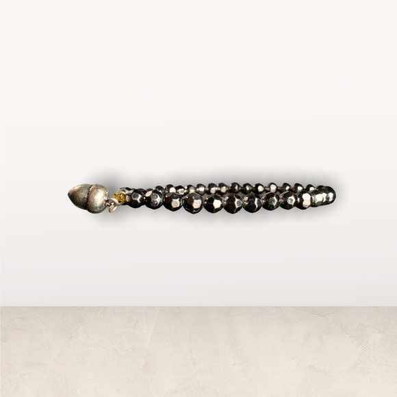 Black bracelet with metal piece hanging - Picture 4 of 5